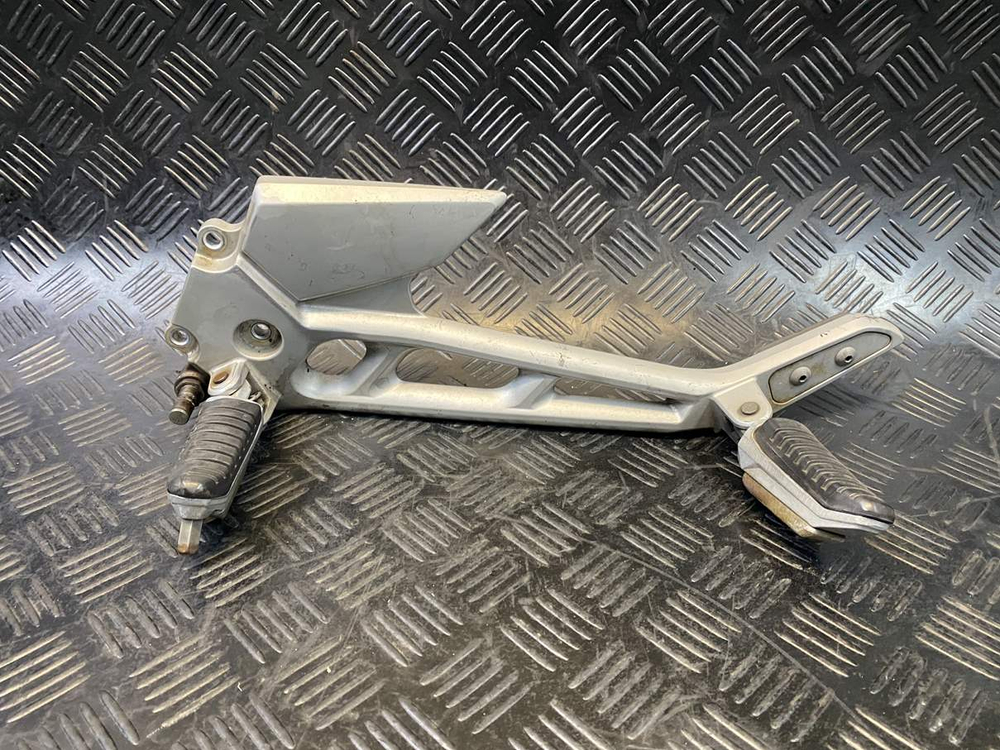 Подножки водителя и пассажира с кронштейном левые Suzuki GSR400 (GK7DA)