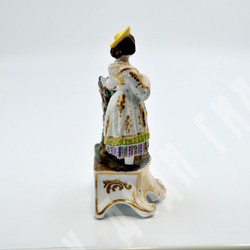 Дама в национальном костюме .Ваза. Фарфор, глазурь, роспись. Эдме Самсон (Edme Samson & C), Франция.