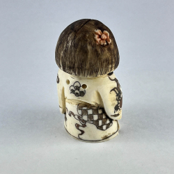 Статуэтка нэцкэ Гейша с корзиной плодов