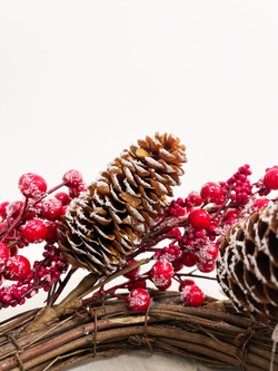 Венок из красных ягод с шишками 40см ChristmasDeLuxe