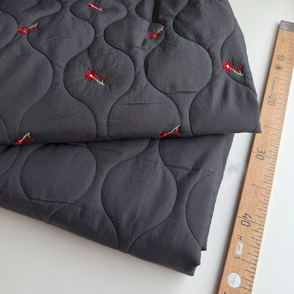 Курточная стежка Красные цветы на графитовом фоне