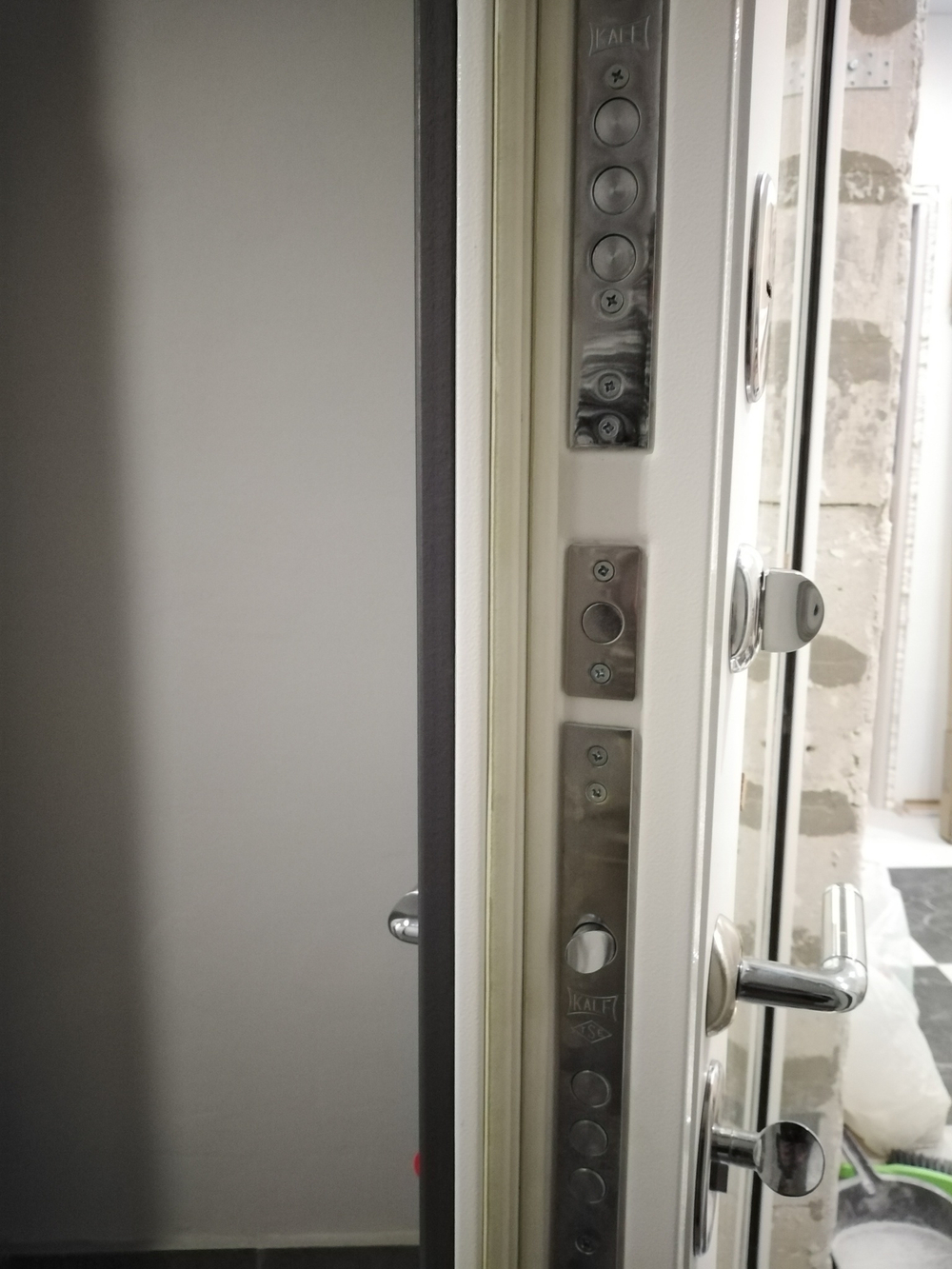 Входная дверь белая Лабиринт Trendo (Трендо)  Хомс Белый софт рельеф / Белый камень