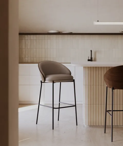 Стул полубарный Eamy из коричневой экокожи, ясеневого шпона с отделкой под орех и черного металла