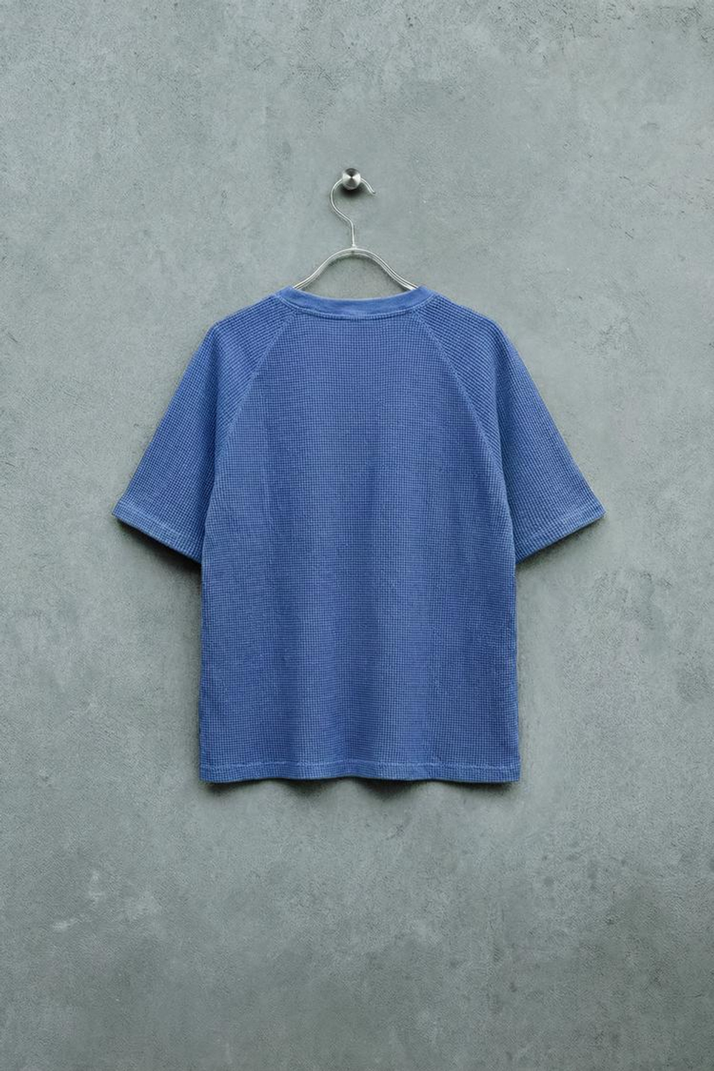 ZARA STORIESZ - ФУТБОЛКА ИЗ РИФЛЕНОГО ТРИКОТАЖА С ВОРОТНИКОМ НА ПУГОВИЦАХ, СИНИЙ