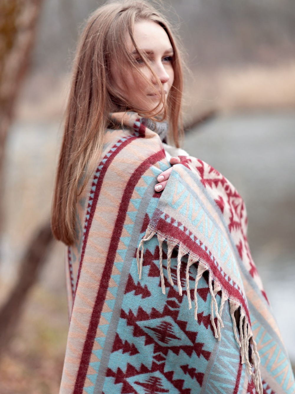 Теплый палантин с орнаментом