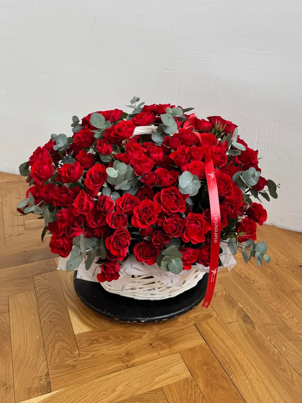 Цветочная корзина из красных кустовых роз и эвкалипта размер XL