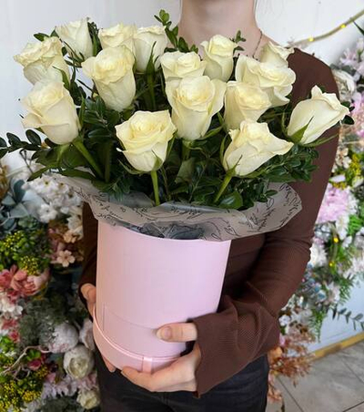 Белые розы в шляпной коробке