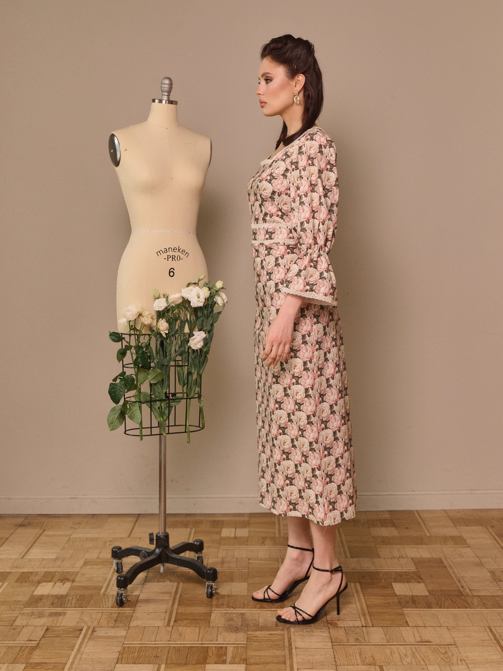 Платье с квадратным вырезом