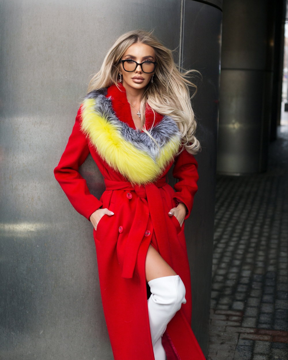 Женское шерстяное пальто с меховым воротом