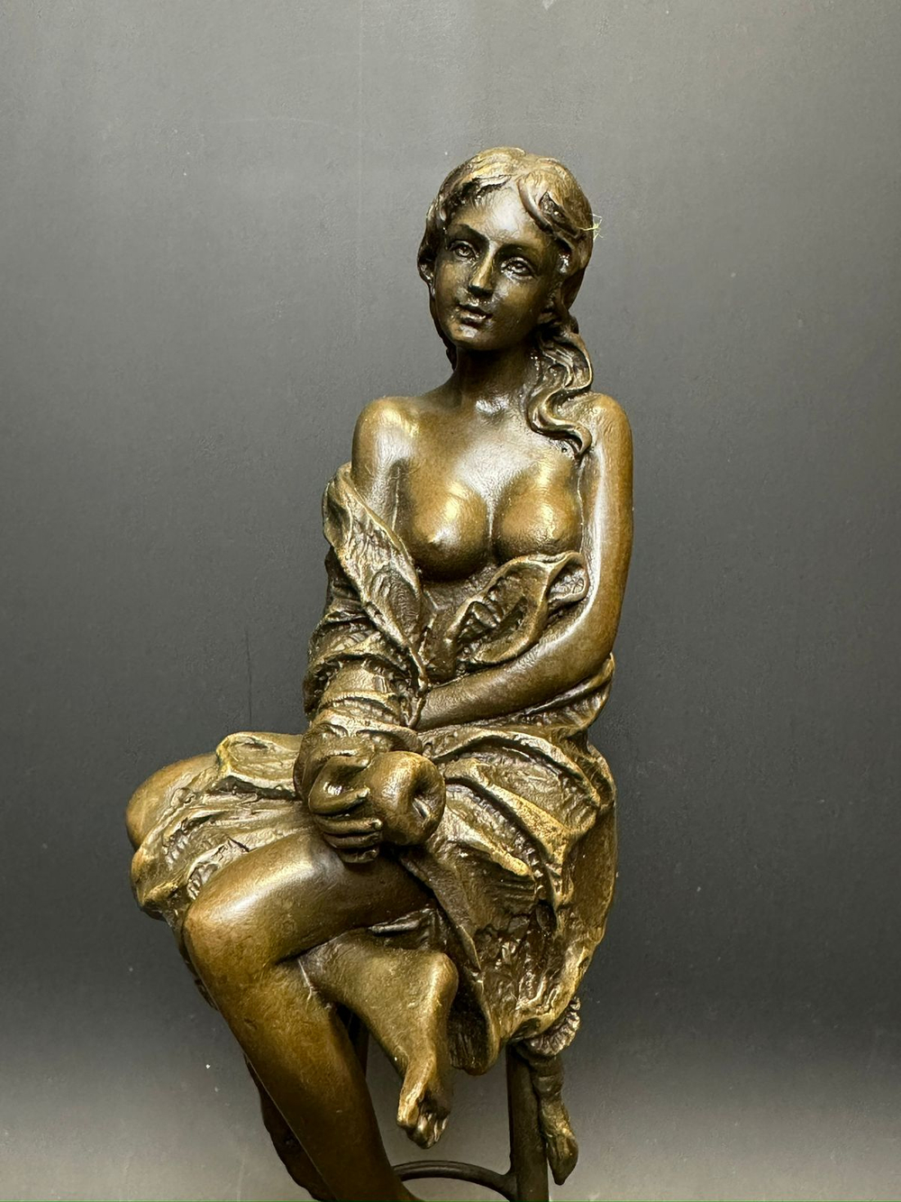 Бронзовая статуэтка «Девушка на стуле»