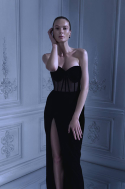 Вечернее платье без бретелей с полупрозрачным корсетом