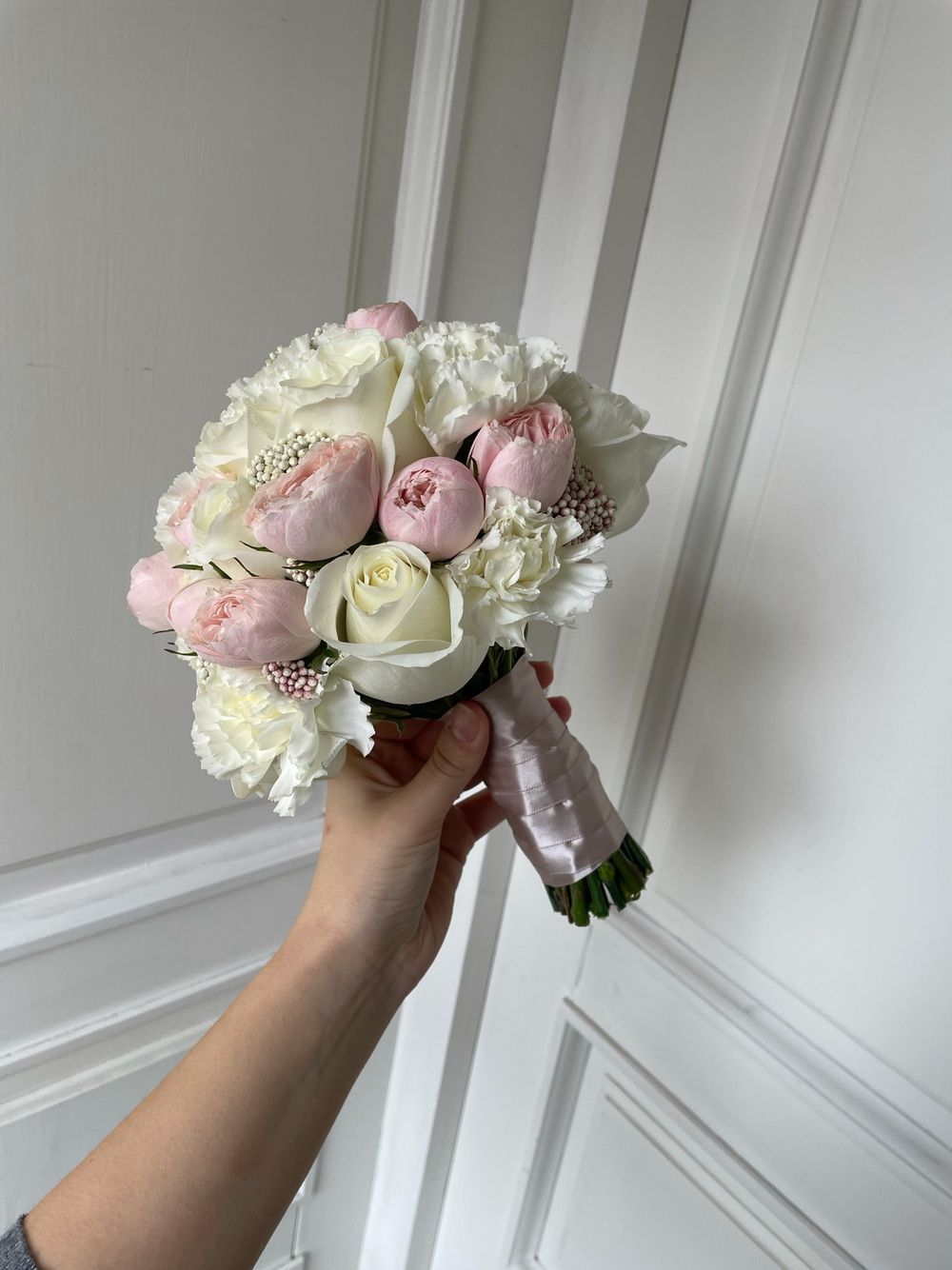 Свадебный букет из кустовых пионовидных роз, диантусов, озотамнуса и одноголовых роз