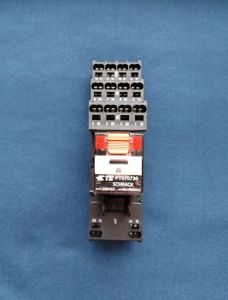 Промежуточное реле Schrack Technik PT, 4 переключающих контакта, 6А, 230VAC PT570730. В комплекте с колодкой для этого реле PT7874P.
