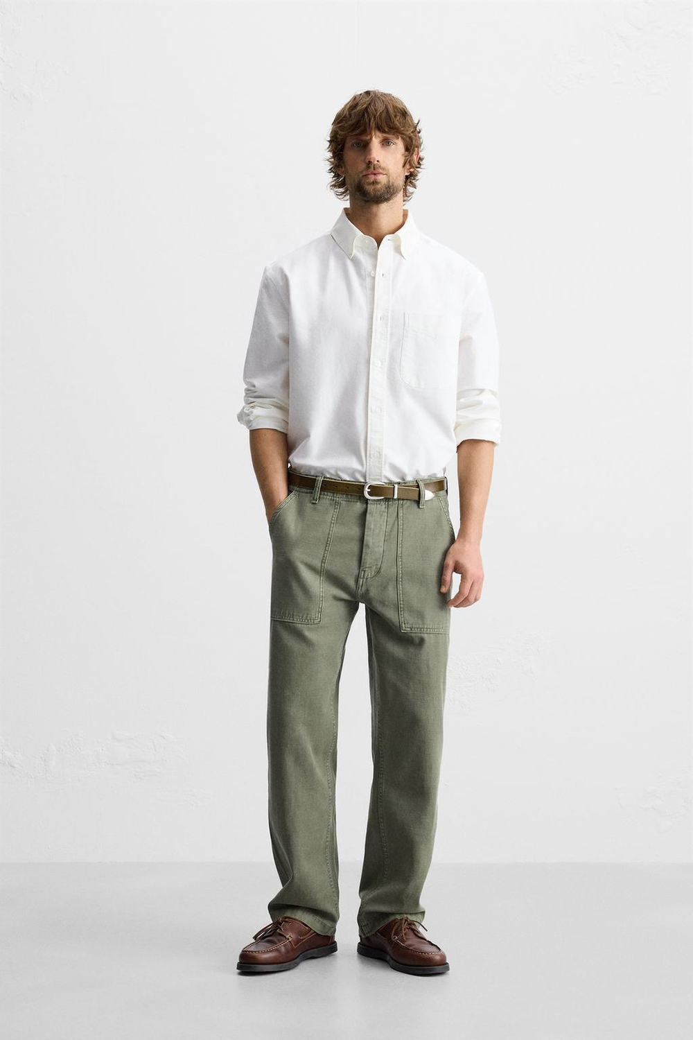 Брюки regular fit из ткани с эффектом потертости