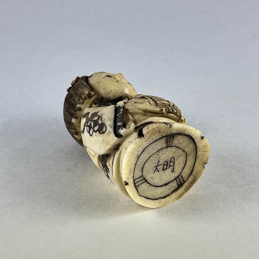 Статуэтка нэцкэ Женщина с корзиной цветов