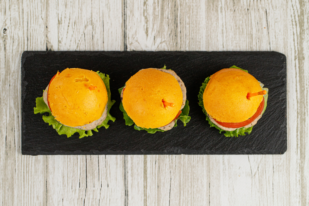 Мини бургер со свиной котлетой