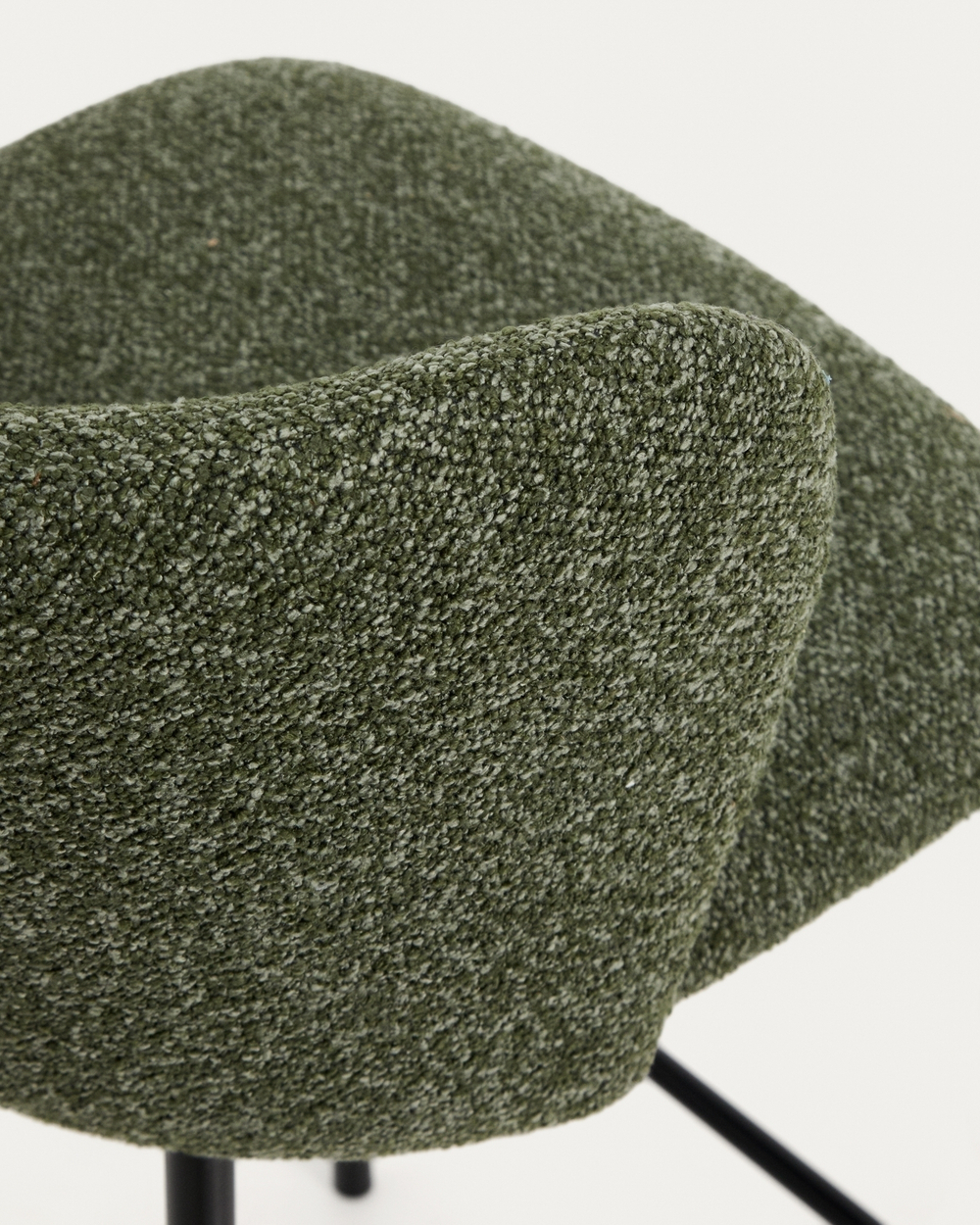 Барный стул Ciselia из темно-зеленого шенилла с ножками из черной стали