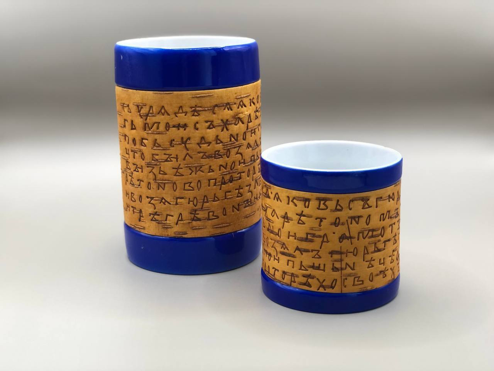 Набор из двух кружек, малая и большая, фарфоровые c берестой. Коллекция Onfim (Онфим) или Gramoty (Грамоты). 2 кружки без ручки, одной коллекции.