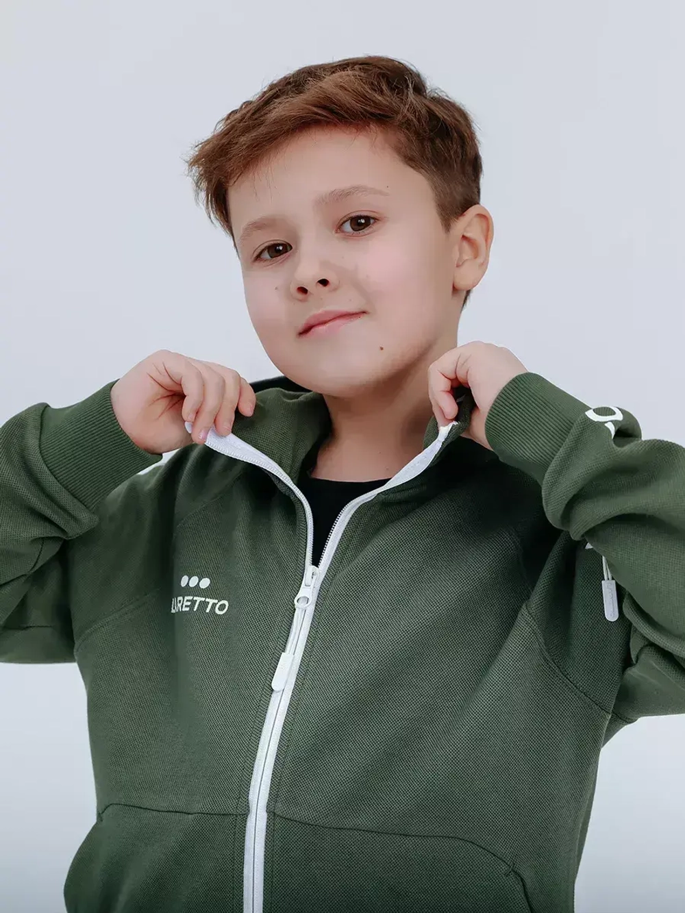 Зеленый спортивный костюм для мальчика в школу