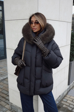 Пуховик с акцентными карманами и капюшоном