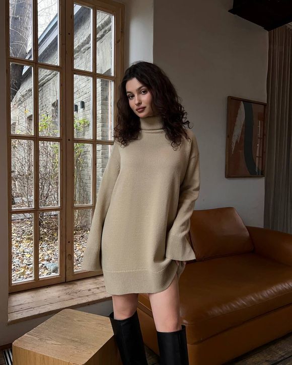 Платье вязаное мини с горлом