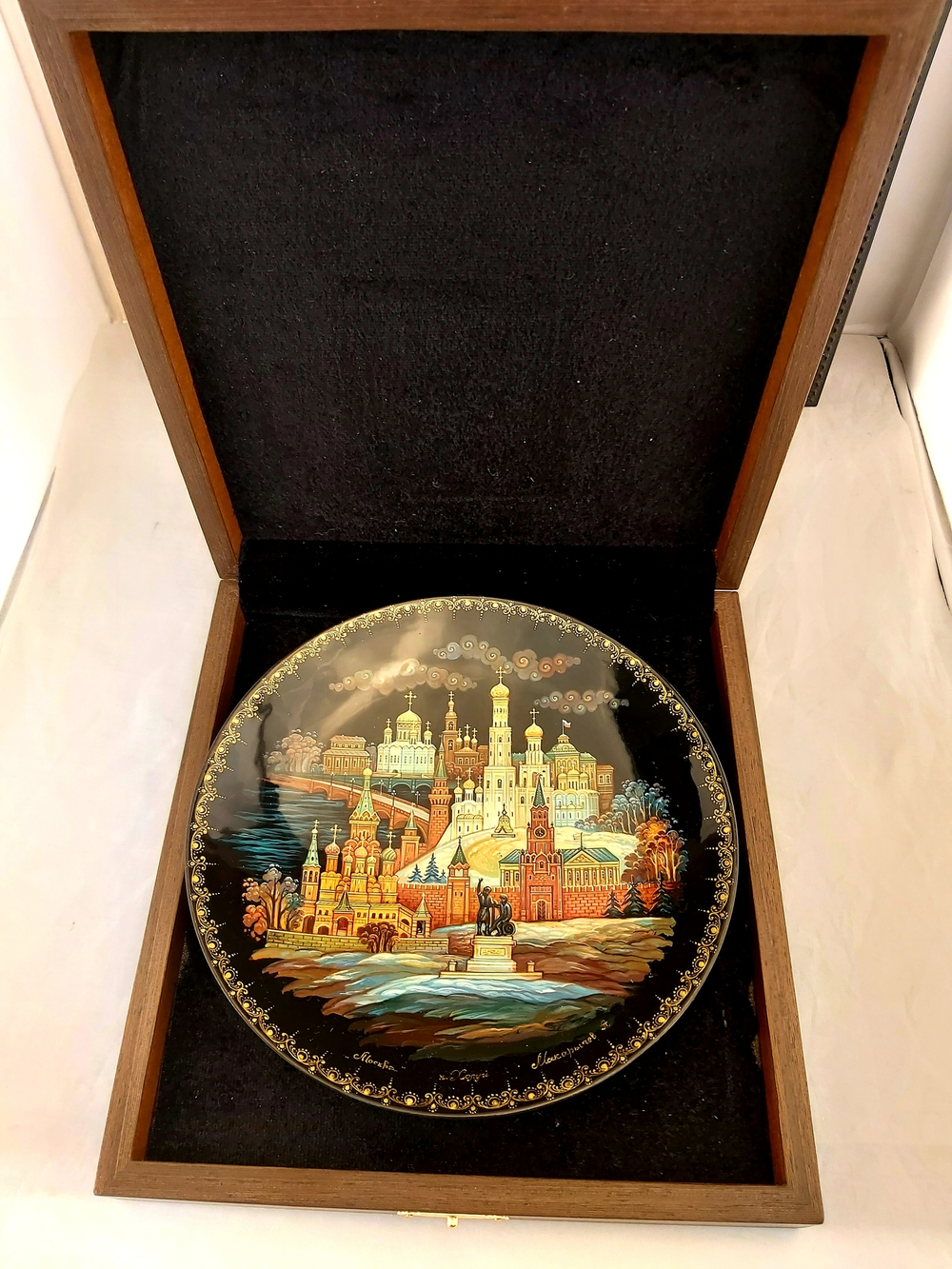 Тарелка "Москва" с росписью (лаковая миниатюрная  живопись) в подарочном футляре