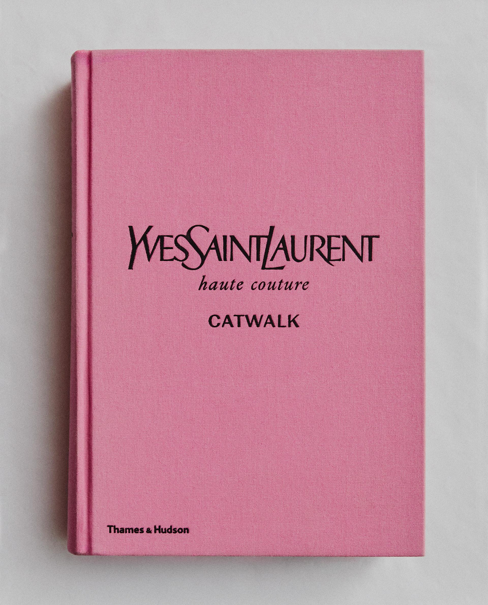 Yves Saint Laurent Catwalk. Полная коллекция подиумных образов (на английском языке)