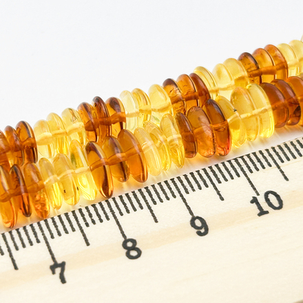 Янтарь бусины, крошка микс светлый, размер 5,8-7,9*1,8-2,6 мм, цена за отрезок 9 см (1/4 нити)