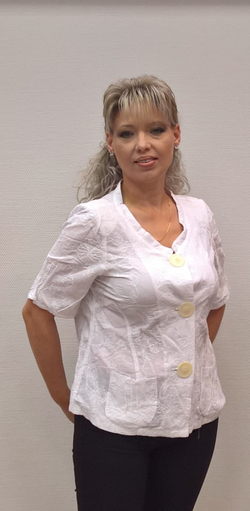 Короткий летний белый жакет с кармашками