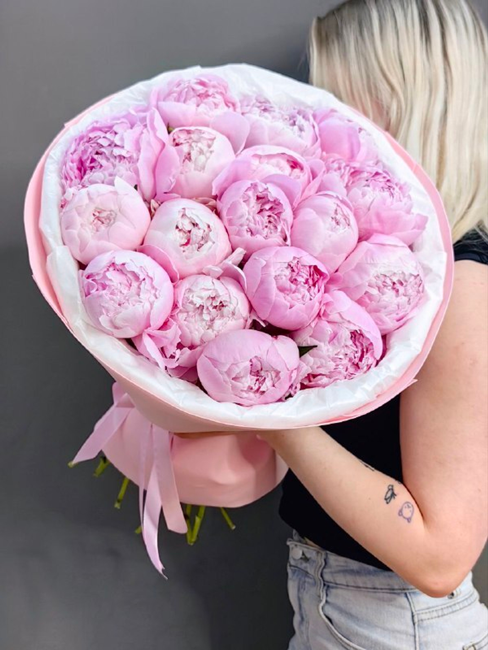 Букет из 17 розовых пионов "Сара Бернар"