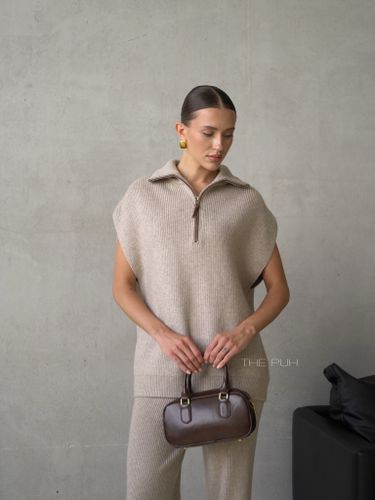 Бежевый костюм из жилета и брюк