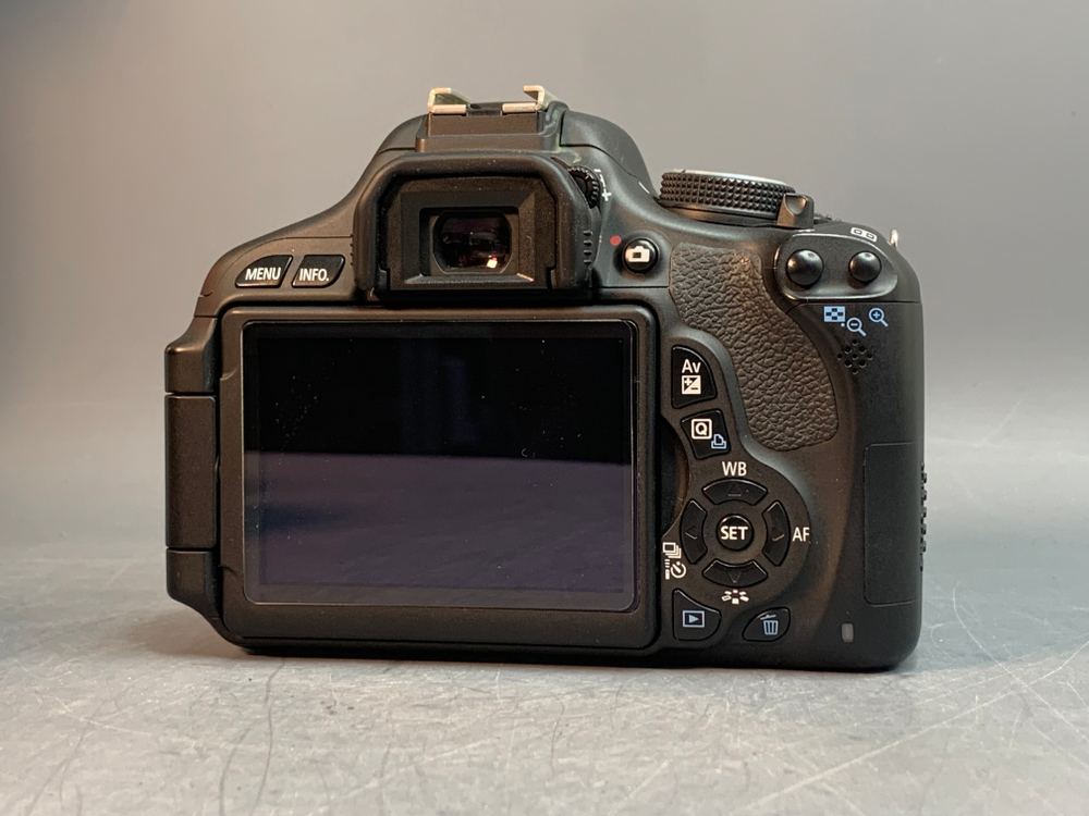 Canon 600D kit 18-55mm 3.5-5.6 IS ll 15.700 кадров