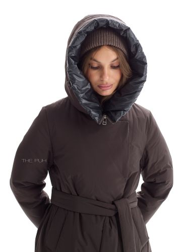 Длинный пуховик темно-шоколадного цвета с поясом