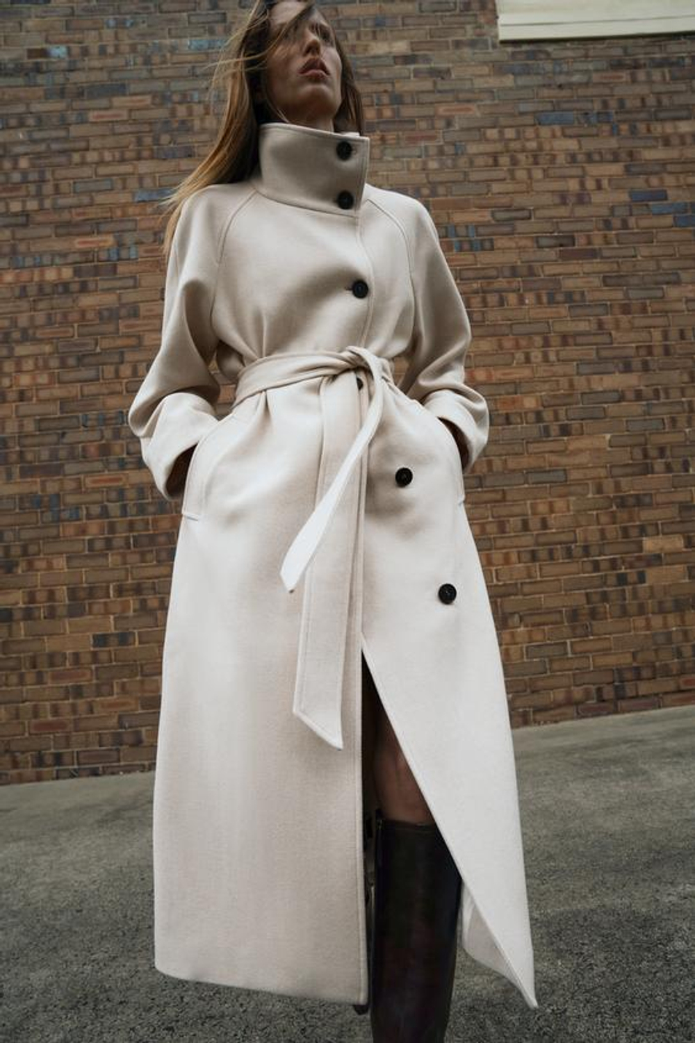 Длинный шерстяной плащ с воротником - ZARA