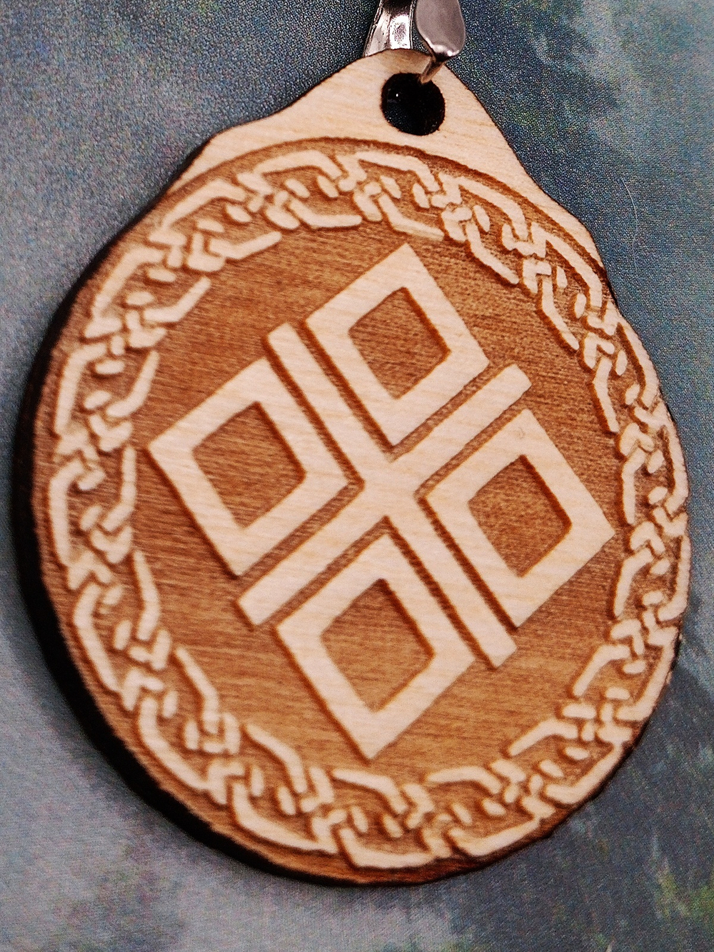 Кулон из дерева Макошь