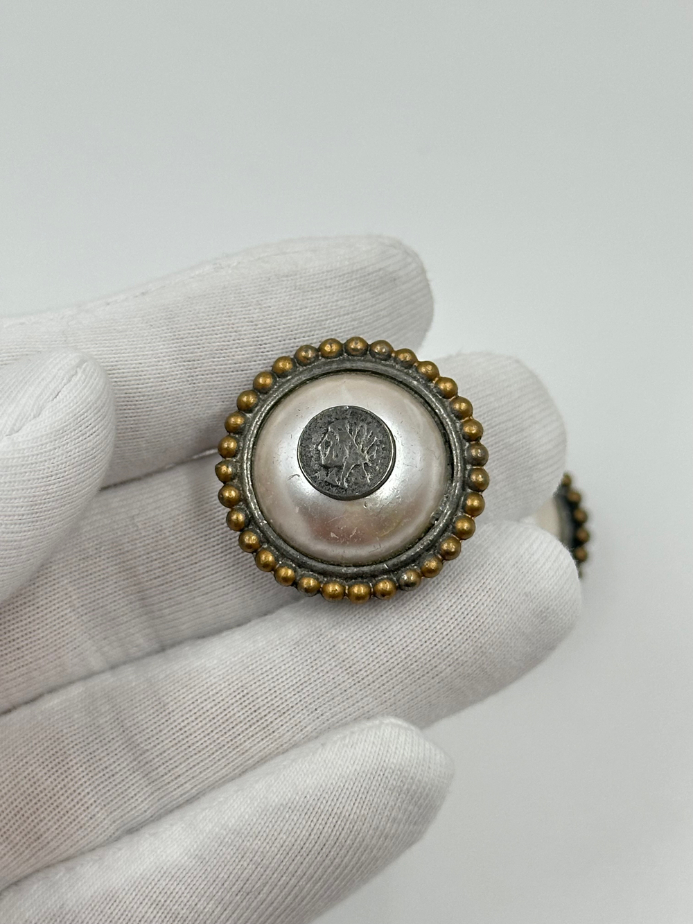 Накладка на пуговицу с «жемчугом»