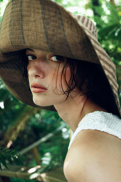 ZARA ДВУСТОРОННЯЯ ШЛЯПА ИЗ 100% ЛЬНА В ПОЛОСКУ, СВЕТЛО-БЕЖЕВЫЙ