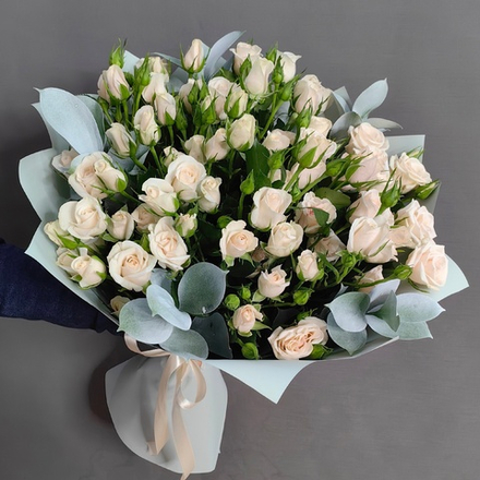 Букет из 11 веток кустовых роз с белыми веточками рускуса