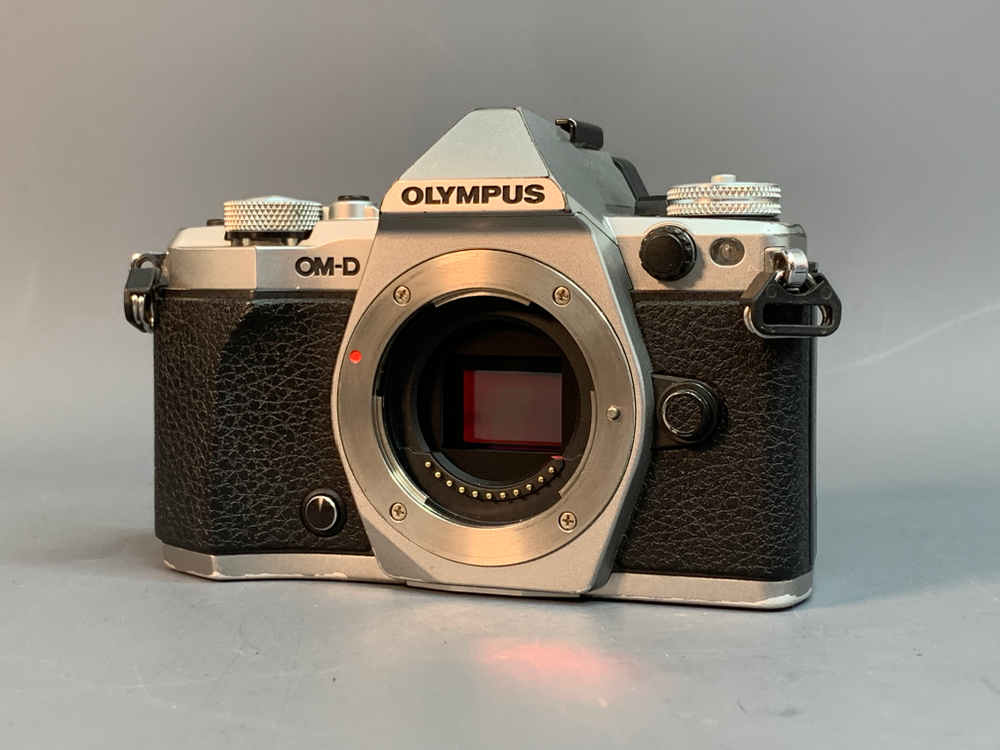 Olympus OM-D E-M5 Mark II 64.700 кадров, сломан батарейный отсек