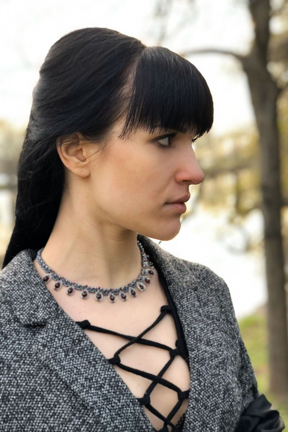 Колье "Черепица" ручной работы из бисера и камня Гранат (альмандин)