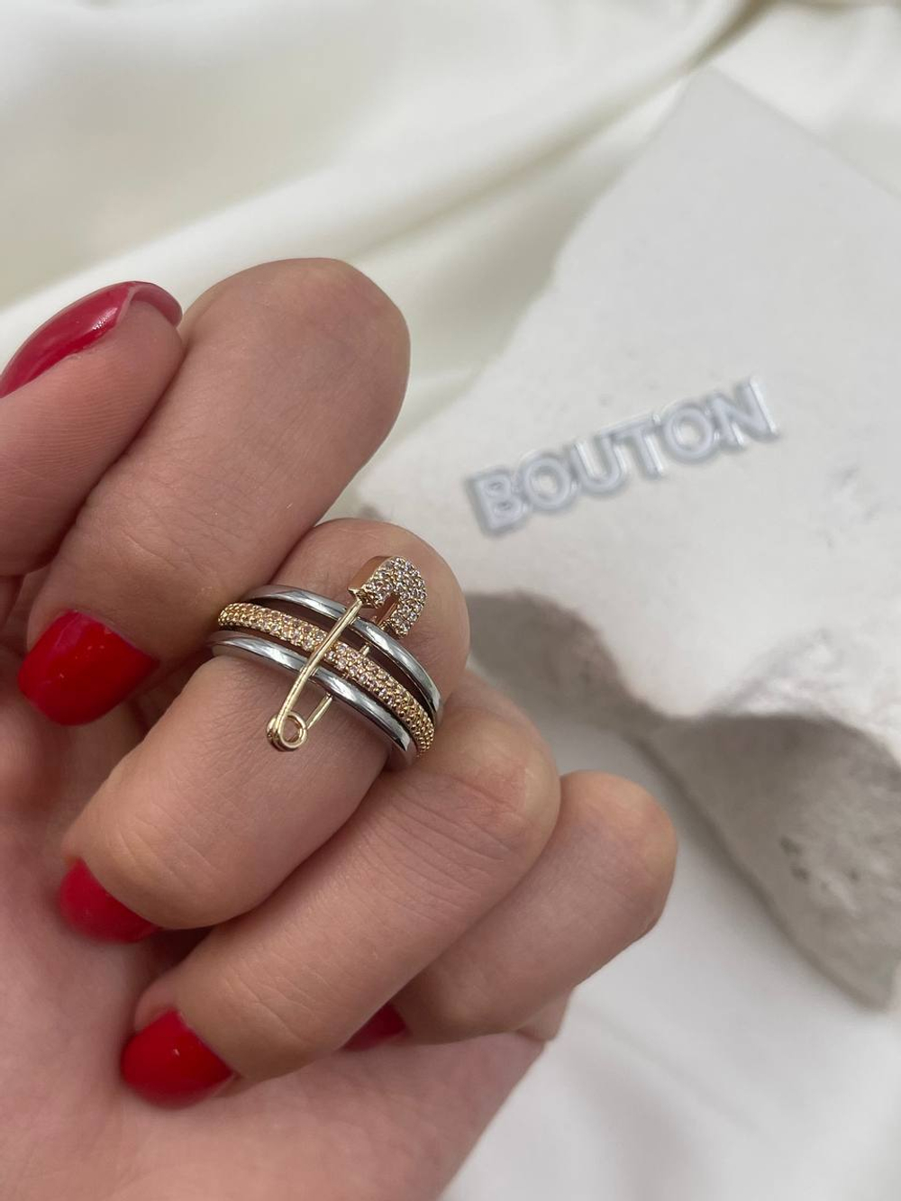 Кольцо биколорное с золотистой булавкой