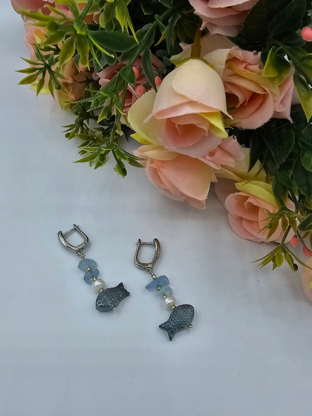 Серьги из натуральных камней "Рыбки", ручная работа, гипоаллергеновый материал