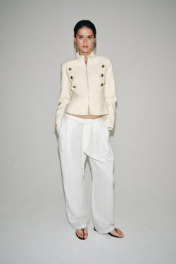 ZARA ПРИТАЛЕННАЯ КУРТКА С ПУГОВИЦАМИ — ZW COLLECTION, ЭКРЮ