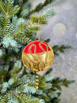 Шар с кисточкой из бусин 13см ChristmasDeLuxe premium collection красно-золотой