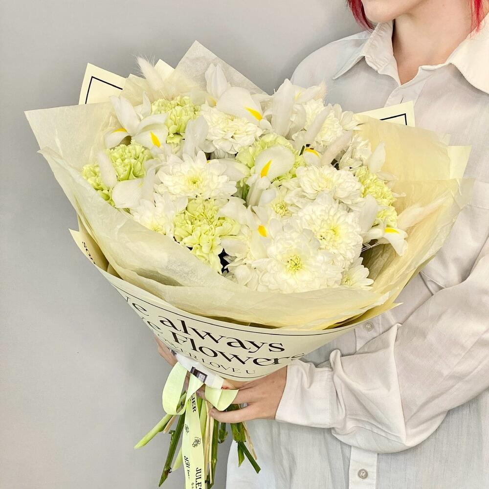 «Лунная гармония» Букет из белых ирисов и хризантемы сантини