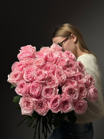 35 розовых пионовидных роз