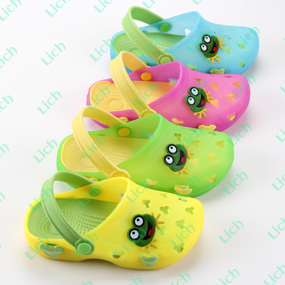 Сабо детские с перфорацией и аппликацией в виде лягушки