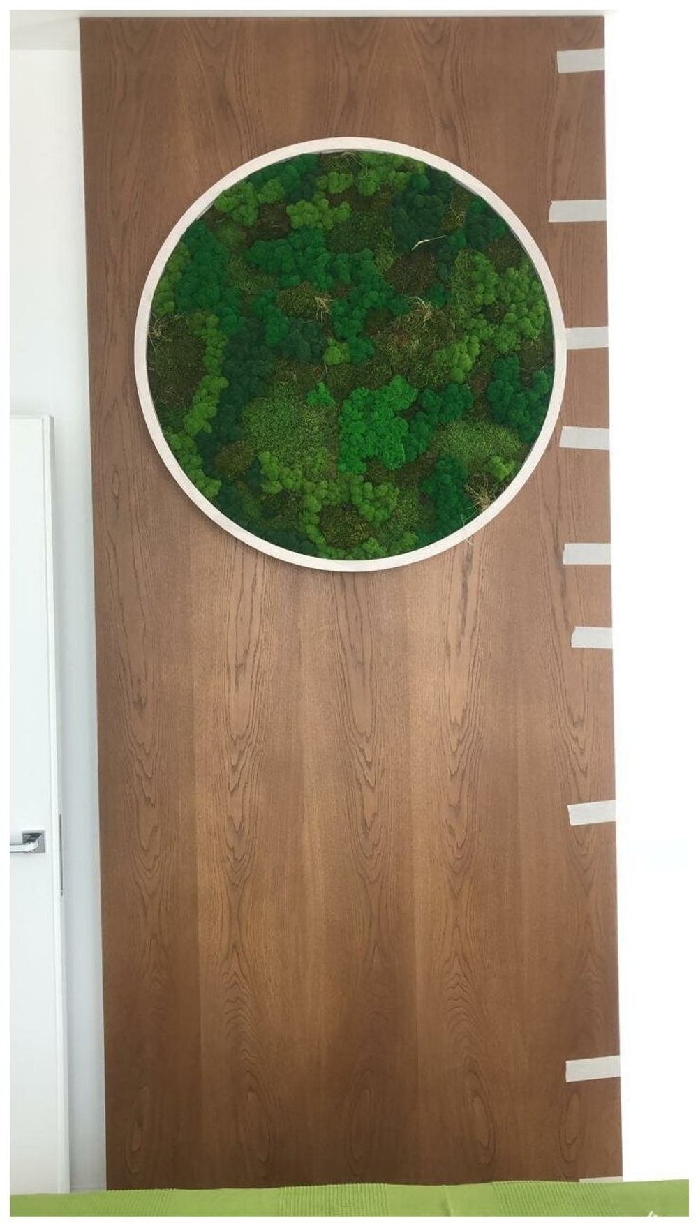 Круглое панно из стабилизированного мха в деревянной раме, диаметр 60см