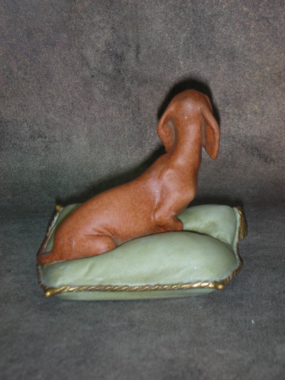 Статуэтка. Фарфор. Собака Такса на зелёной подушке. Capodimonte. Италия