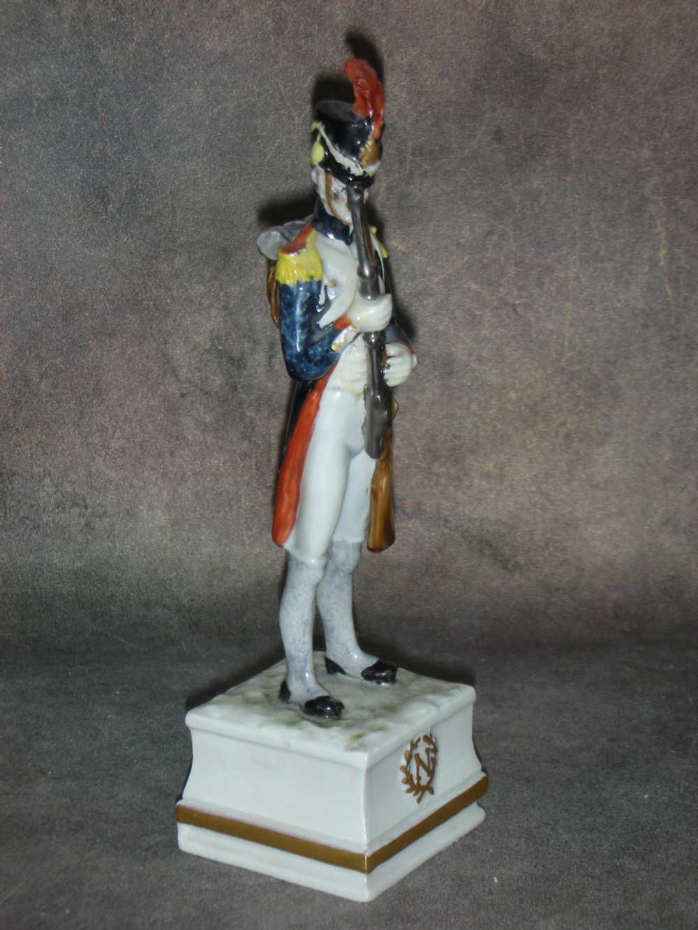 Статуэтка. Фарфор. Солдат Стрелок гренадёр. Cacciapuoti. Италия
